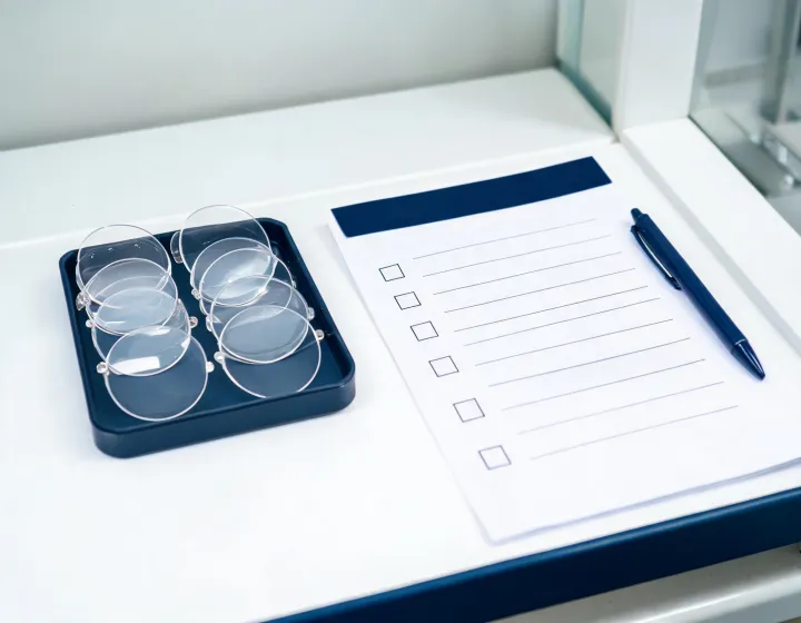 Progressive multifocal lenses on an optical intake bench